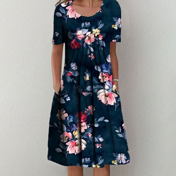 Vestido moderno con escote redondo y estampado.