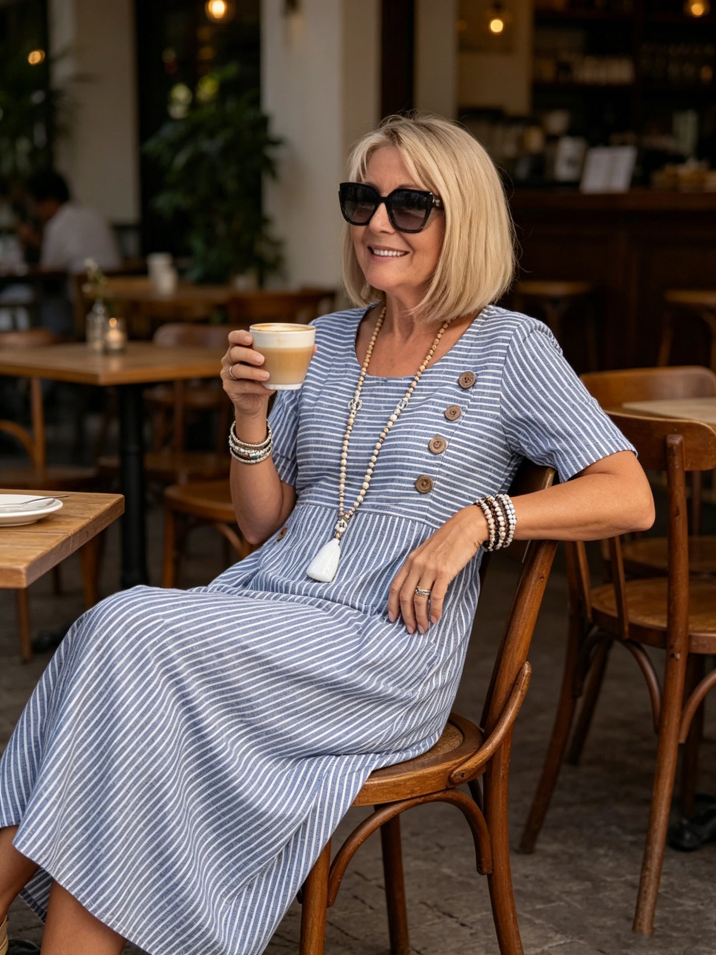 💖👗【S-2XL】Julia – Ľahké a splývavé pruhované midi šaty - zvislé pruhy opticky predlžujú siluetu a vytvárajú elegantnejší vzhľad.